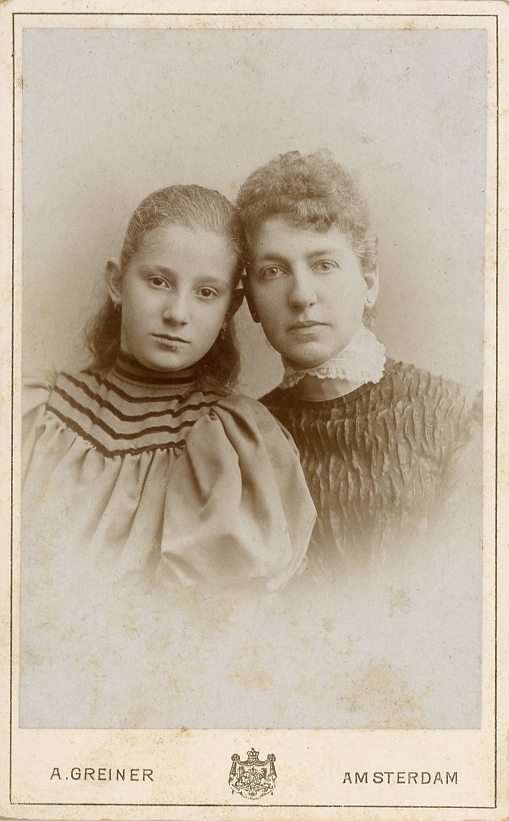 Louise Wilhelmine Henriette van Vloten (1886-....) met haar moeder Maria Immink (1855-1906)